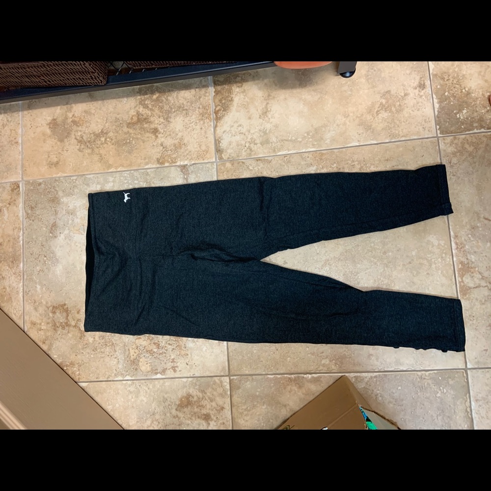 Comfortable grey yoga leggings